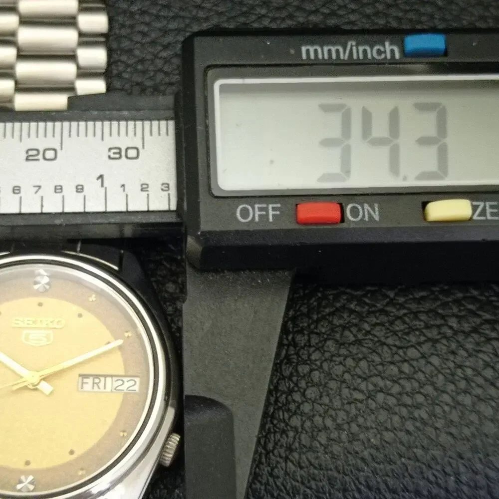 Vintage 1977 Seiko Automatic Mens Silver Watch W/daydate & Gold accents